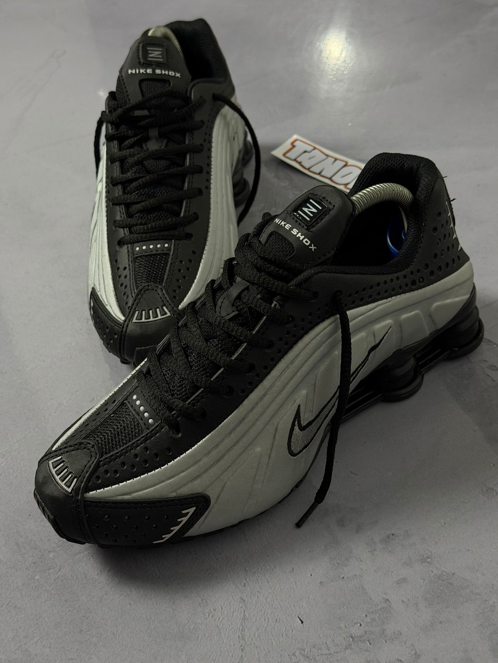 Tênis Nike Shox R4 - Cinza/Preto