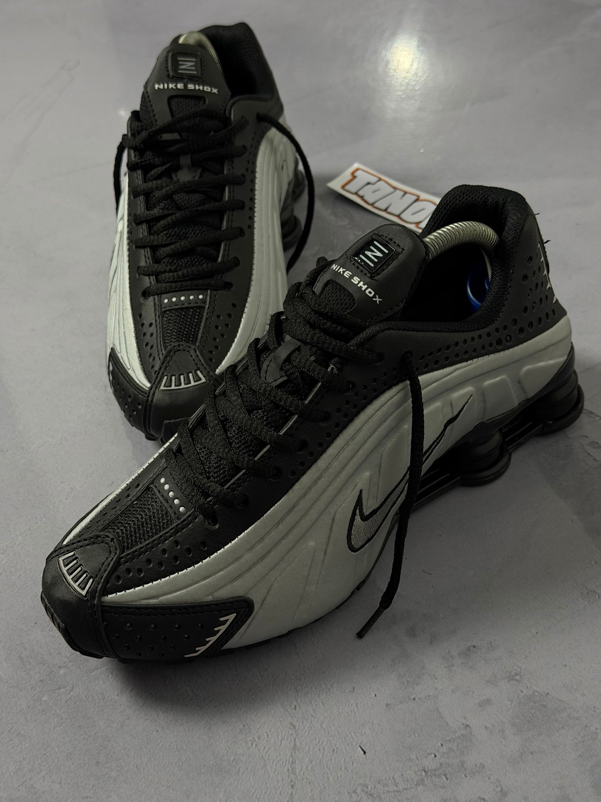 Tênis Nike Shox R4 - Cinza/Preto