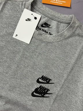 Camiseta Nike World Tour - Cinza