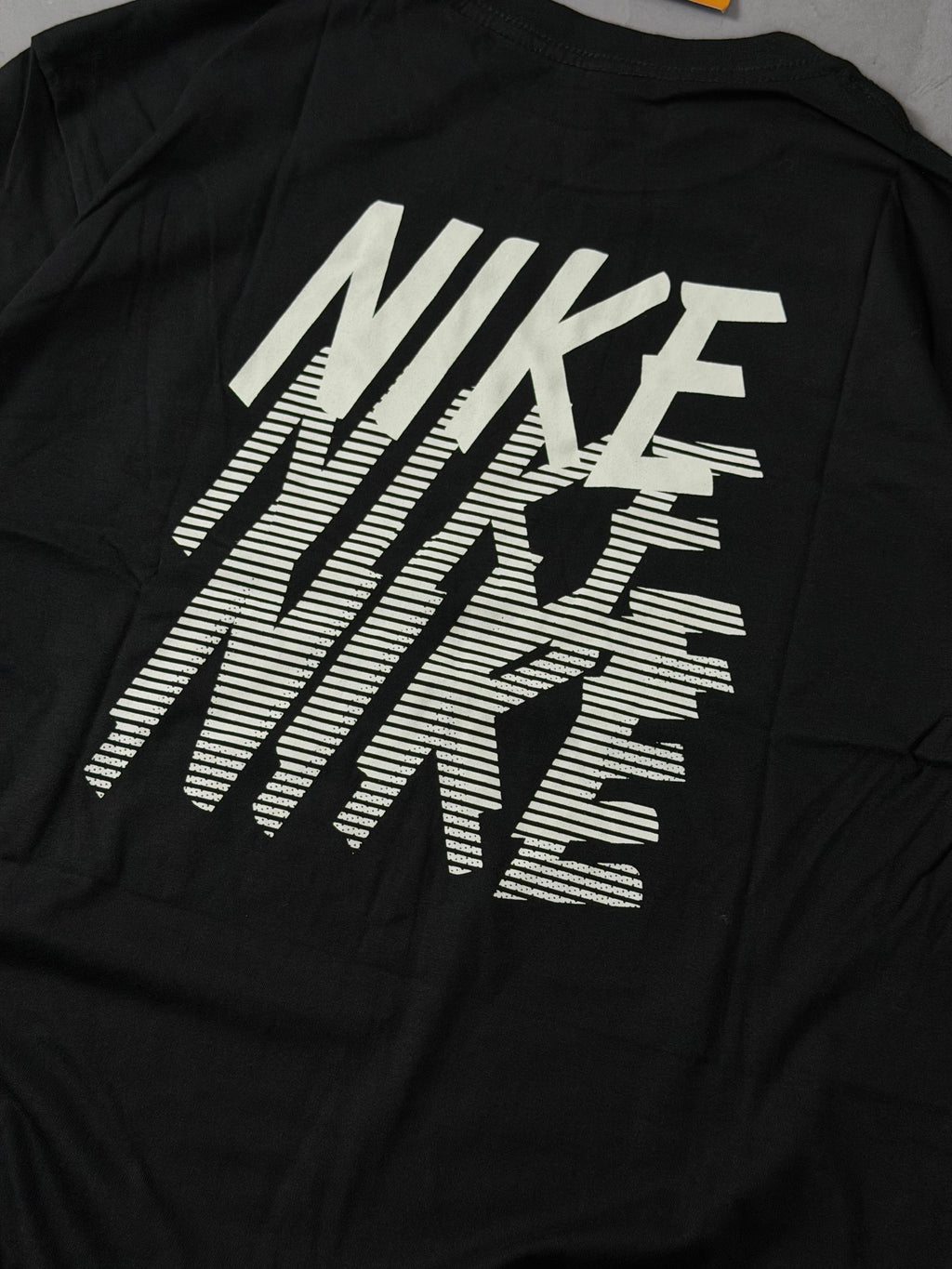 Camiseta Nike Repeat Fade - Preto
