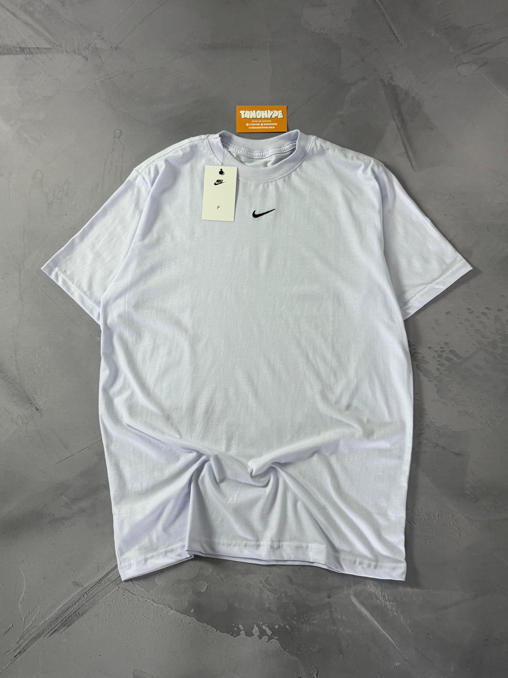 Camiseta Nike Essentials - Branca