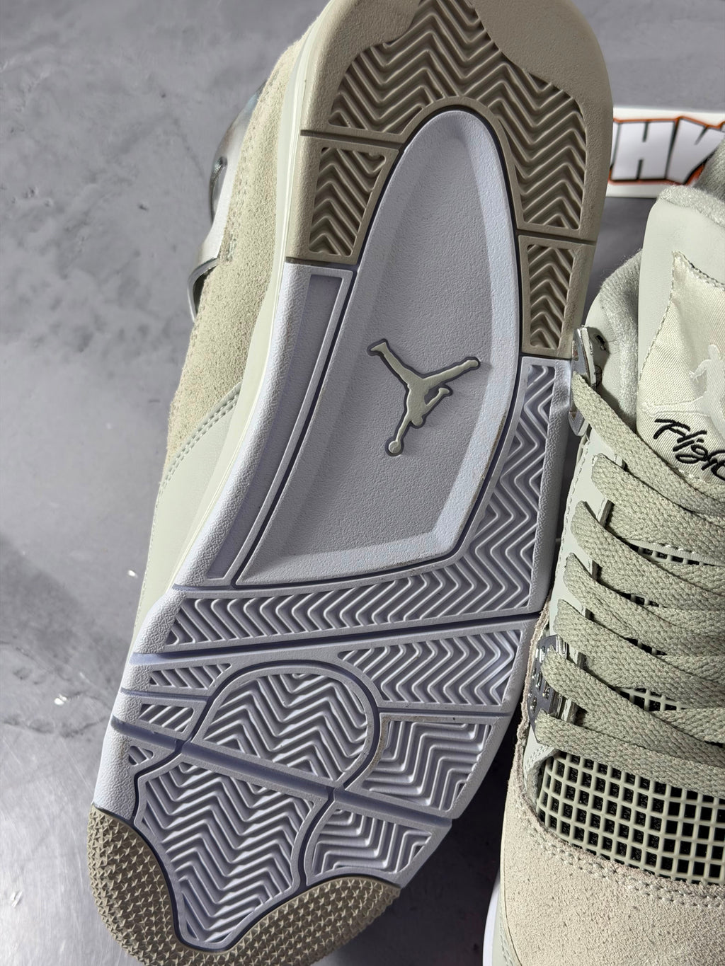 Tênis Nike Air Jordan 4 - Bege