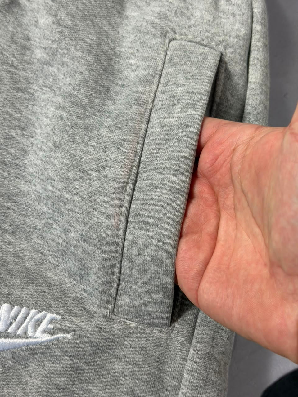Shorts Moletom Nike Club - Cinza