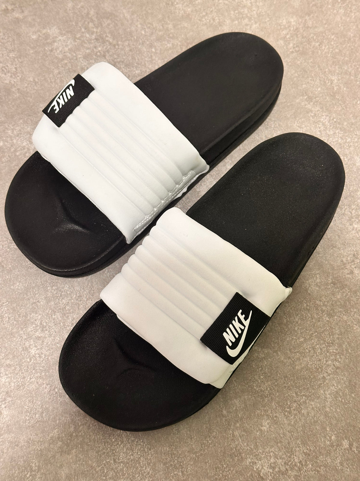 Chinelo Slide Nike Offcourt Adjust - Preto e Branco