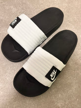 Chinelo Slide Nike Offcourt Adjust - Preto e Branco