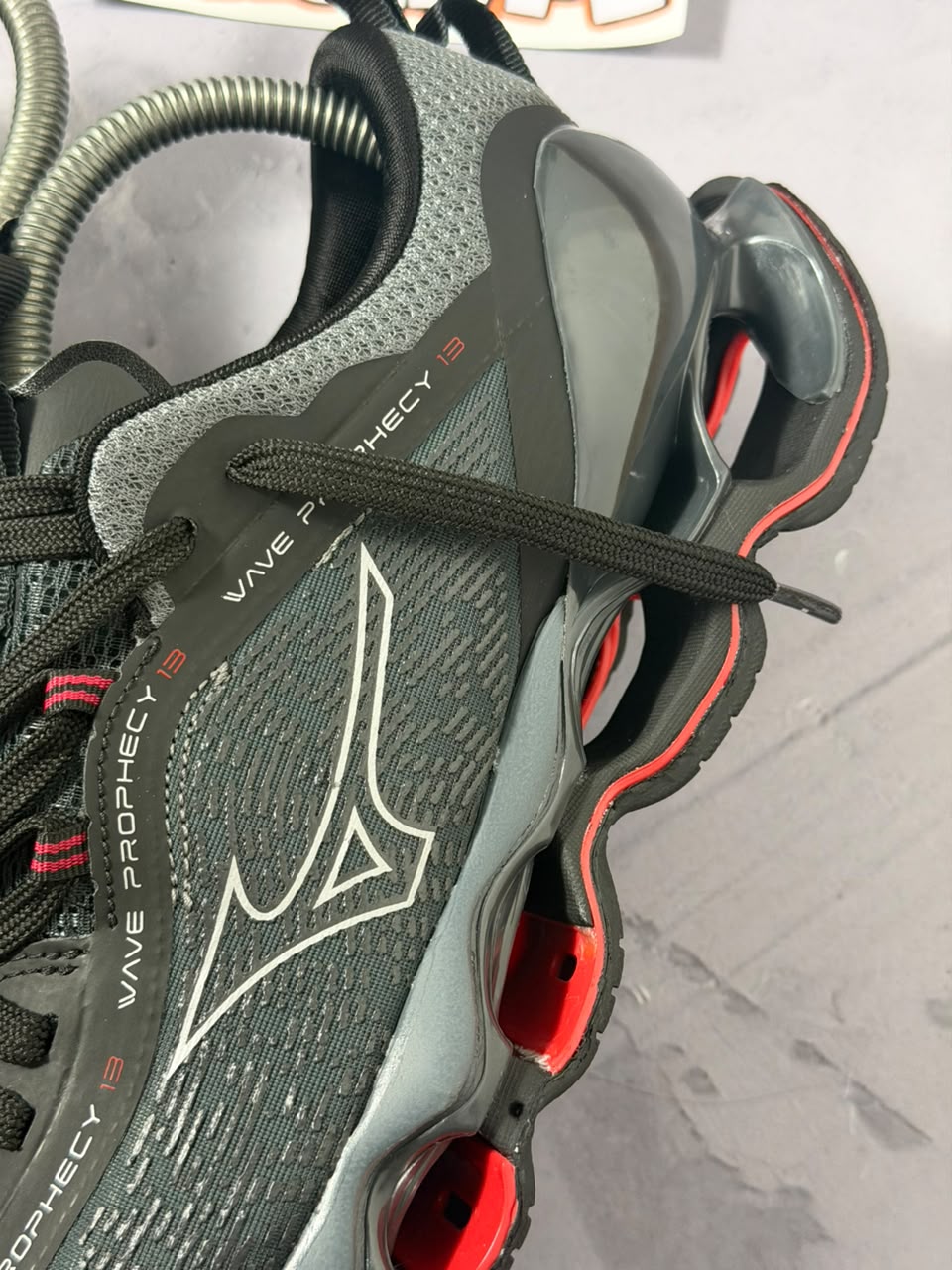 Tênis Mizuno Wave Prophecy 13 - Cinza Vermelho