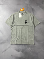 Camiseta Nike World Tour - Cinza