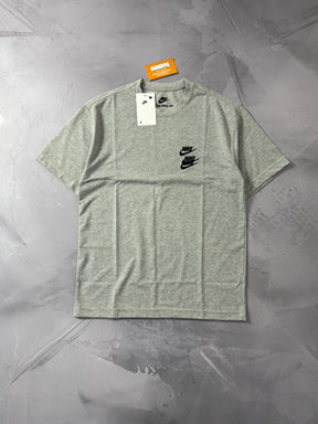 Camiseta Nike World Tour - Cinza