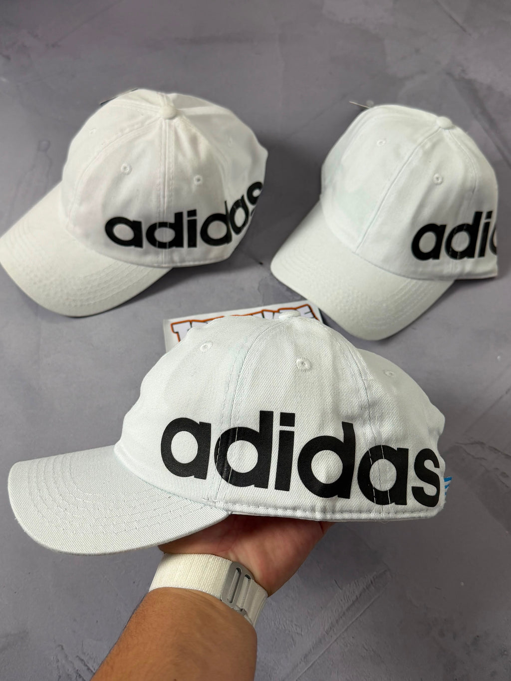 Boné Adidas Letreiro - Branco