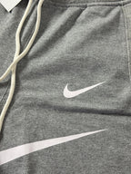 Shorts Moletom Nike Big Swoosh - Cinza