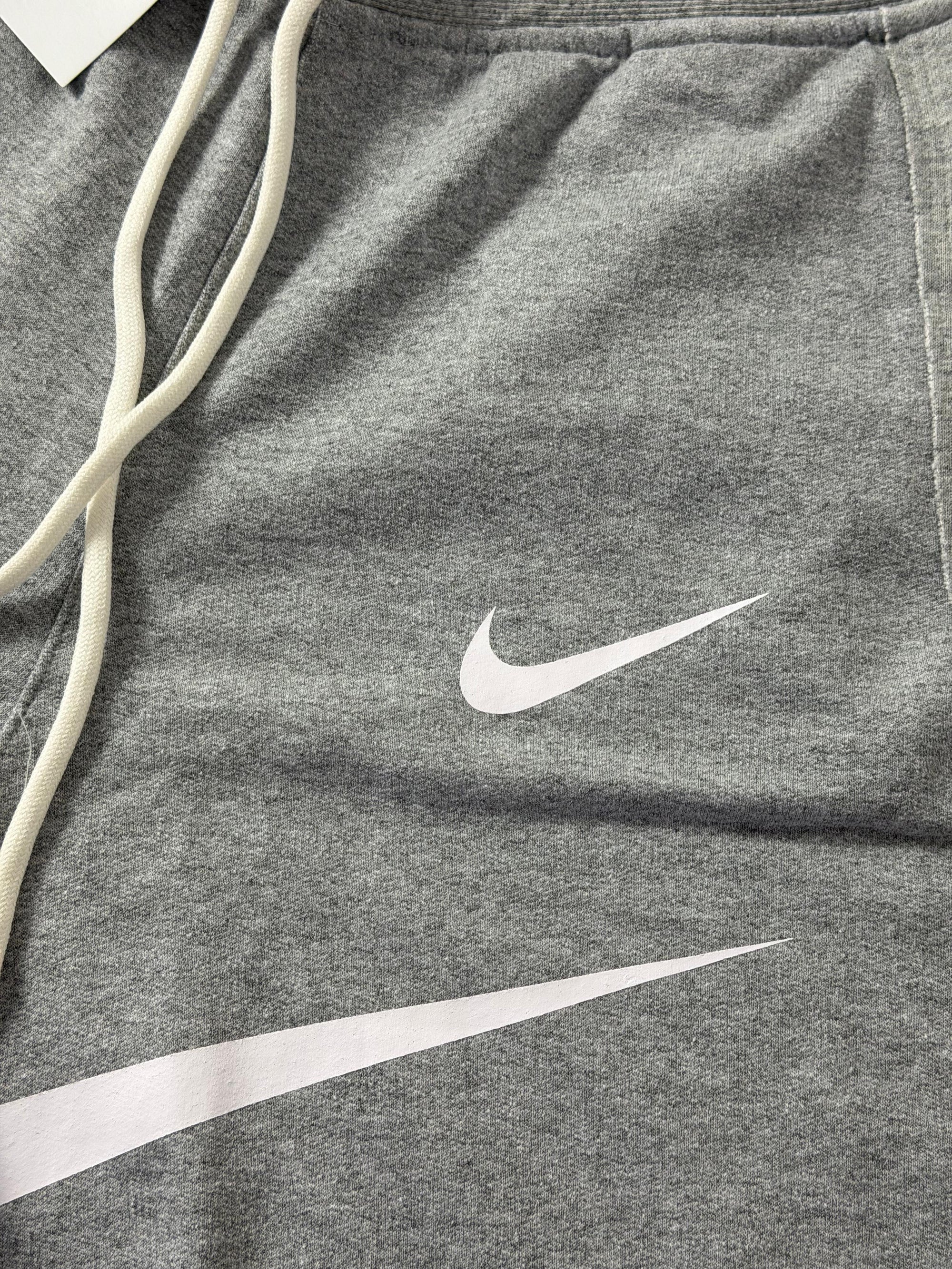 Shorts Moletom Nike Big Swoosh - Cinza
