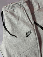 Conjunto Nike Tech Fleece - Cinza