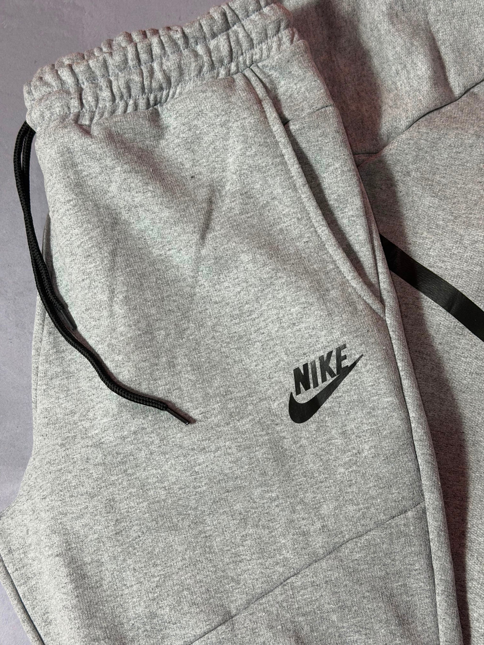 Conjunto Nike Tech Fleece - Cinza