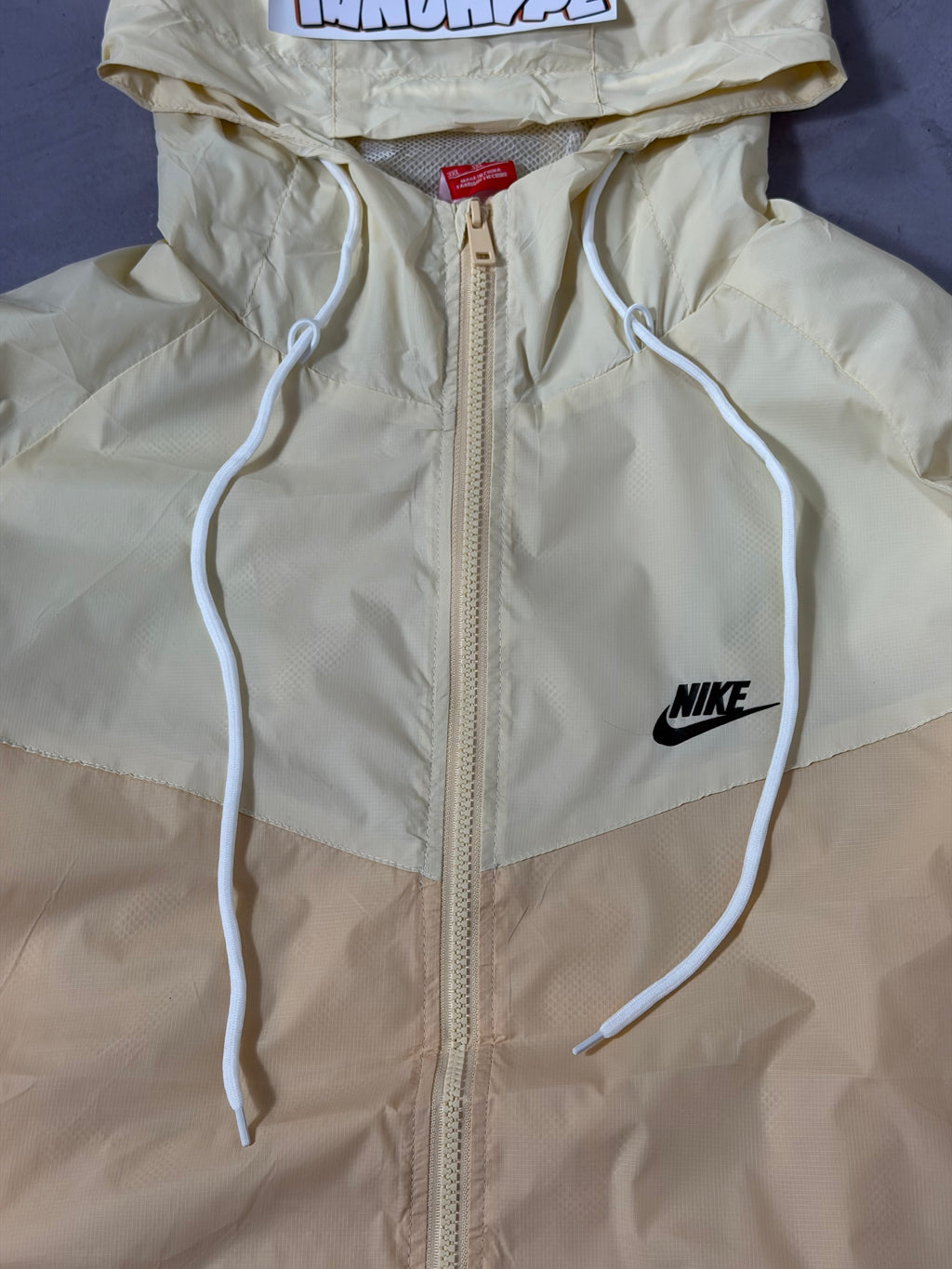 Corta Vento Nike Windrunner - Bege e Branco