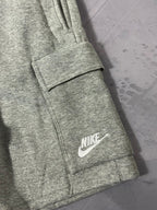 Shorts Moletom Cargo Nike Club - Cinza