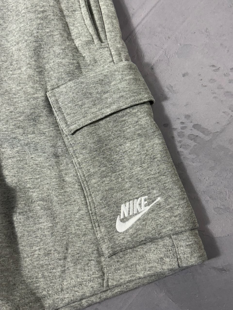 Shorts Moletom Cargo Nike Club - Cinza
