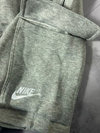 Shorts Moletom Cargo Nike Club - Cinza