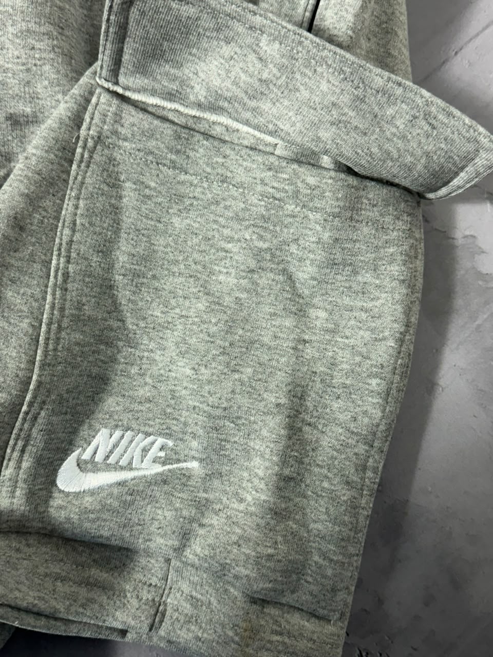 Shorts Moletom Cargo Nike Club - Cinza