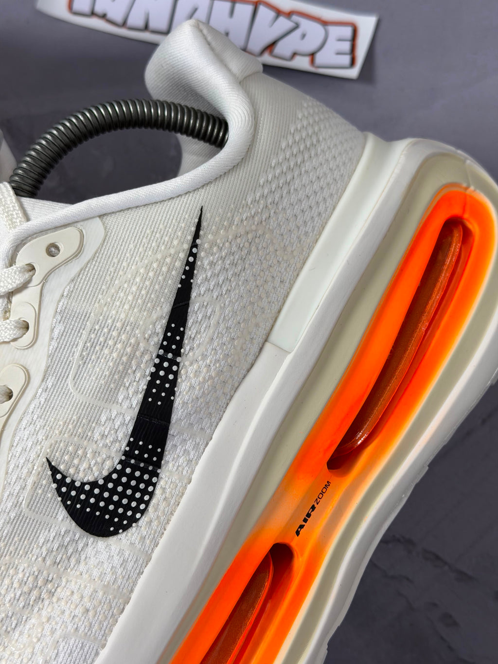 Tênis Nike Vomero - White Orange
