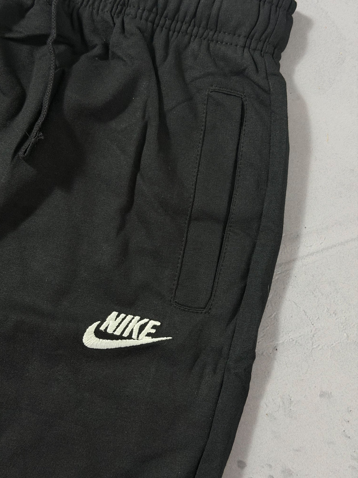Shorts Moletom Nike Club - Preto