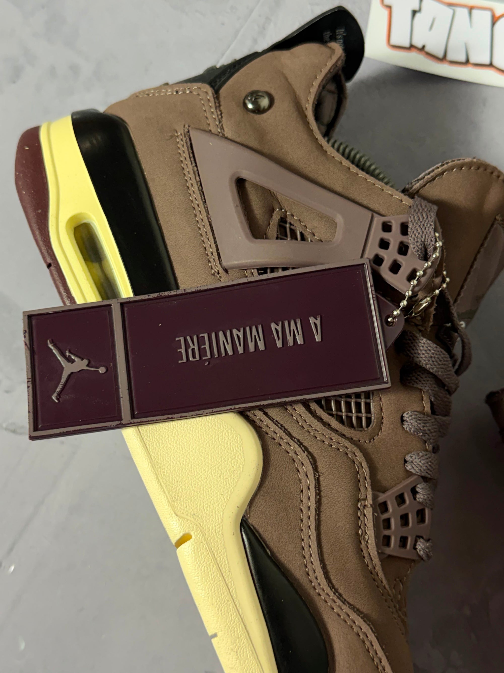 Tênis Nike Air Jordan 4 - Marrom