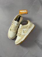 Tênis Nike Dunk - Dourado