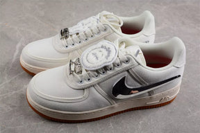 Tênis Nike Air Force 1 x Travis Scott