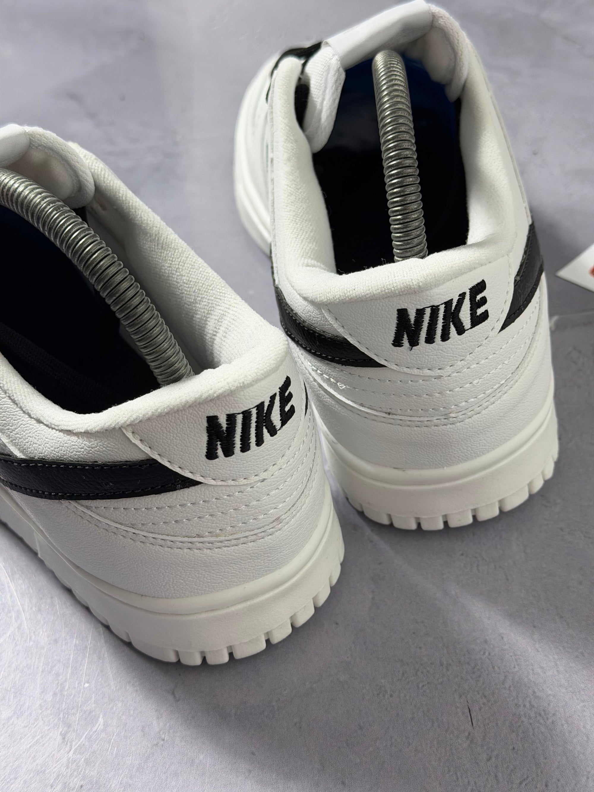 Tênis Nike Dunk Sb Low - Branco/Preto