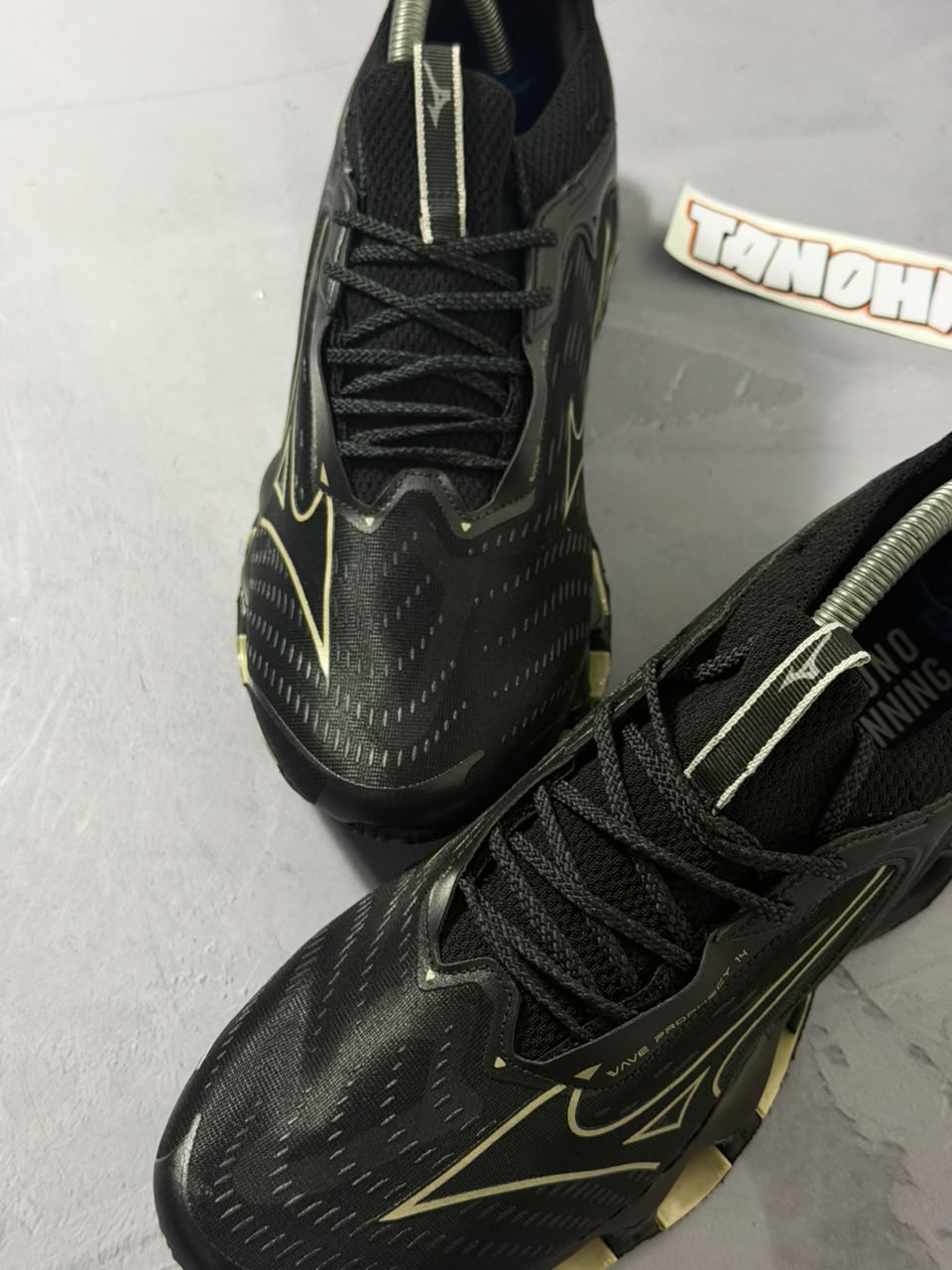 Tênis Mizuno Wave Prophecy 14 - Preto Dourado