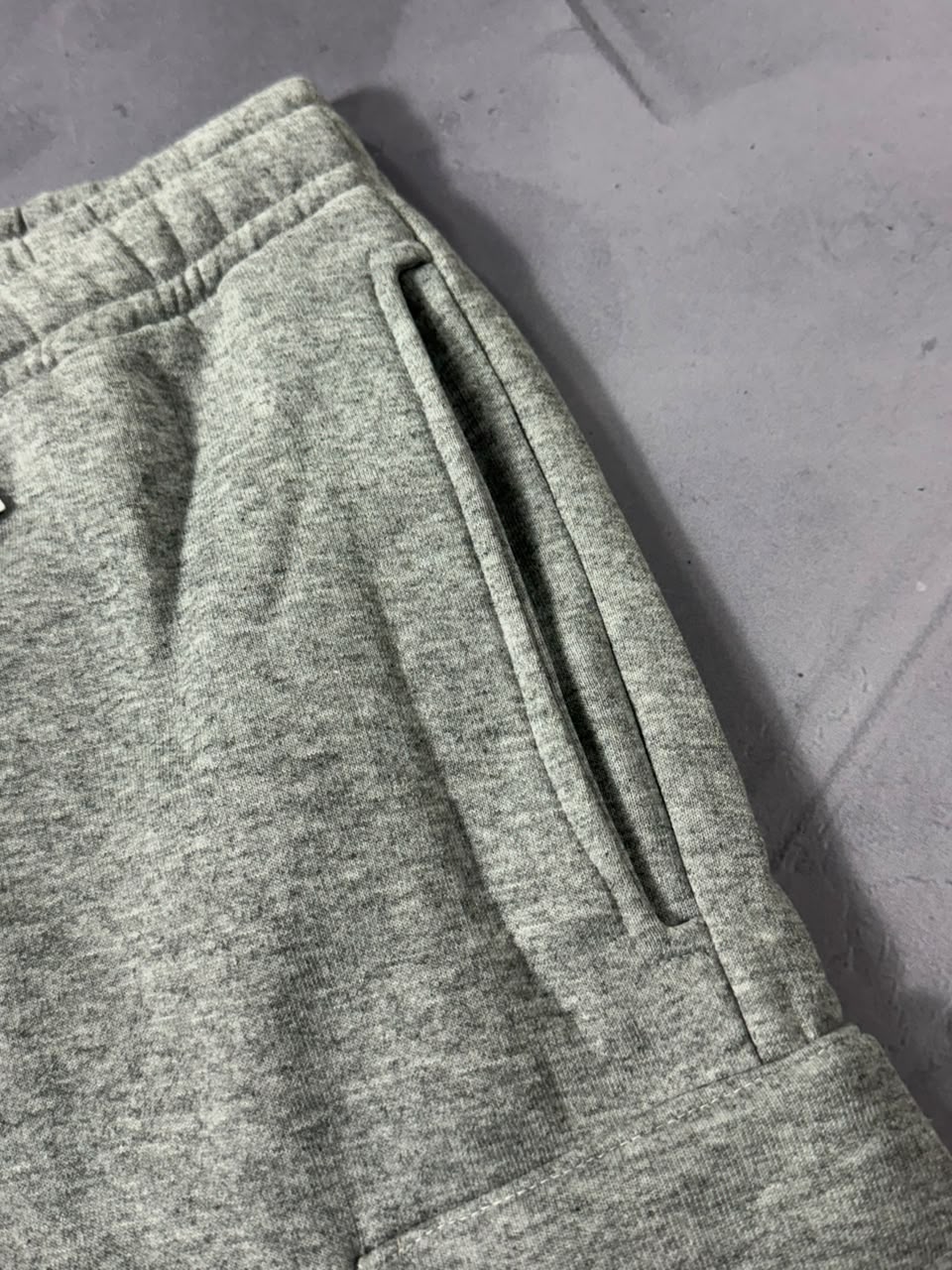 Shorts Moletom Cargo Nike Club - Cinza