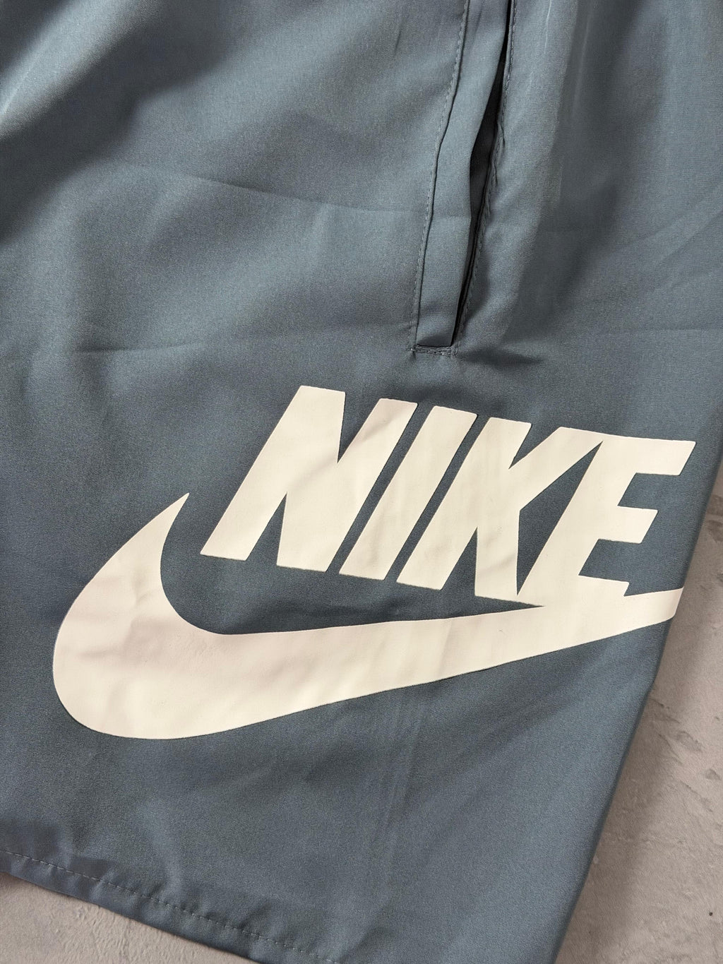 Shorts Tactel Nike Club - Azul Petróleo