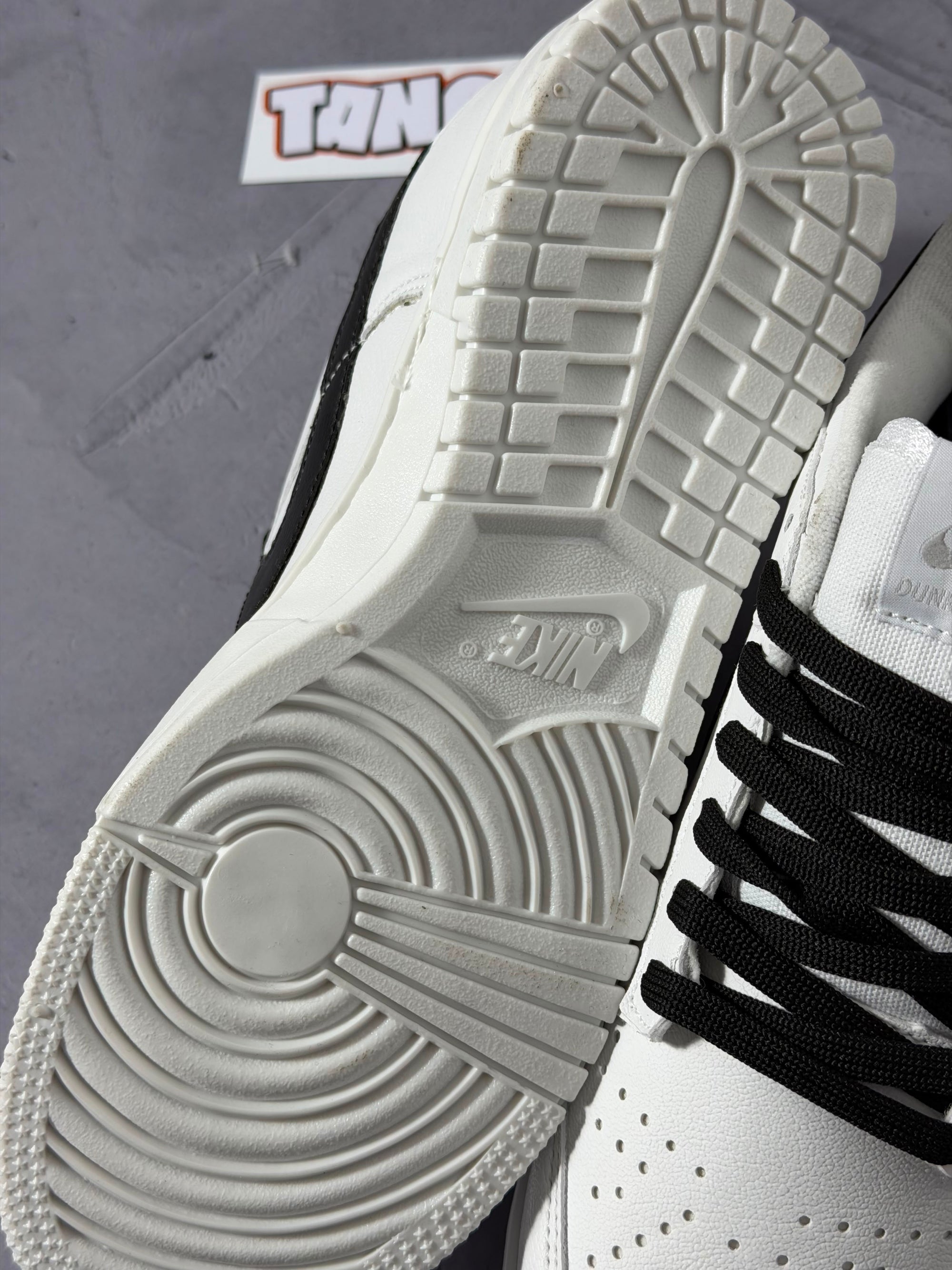 Tênis Nike Dunk Sb Low - Branco/Preto