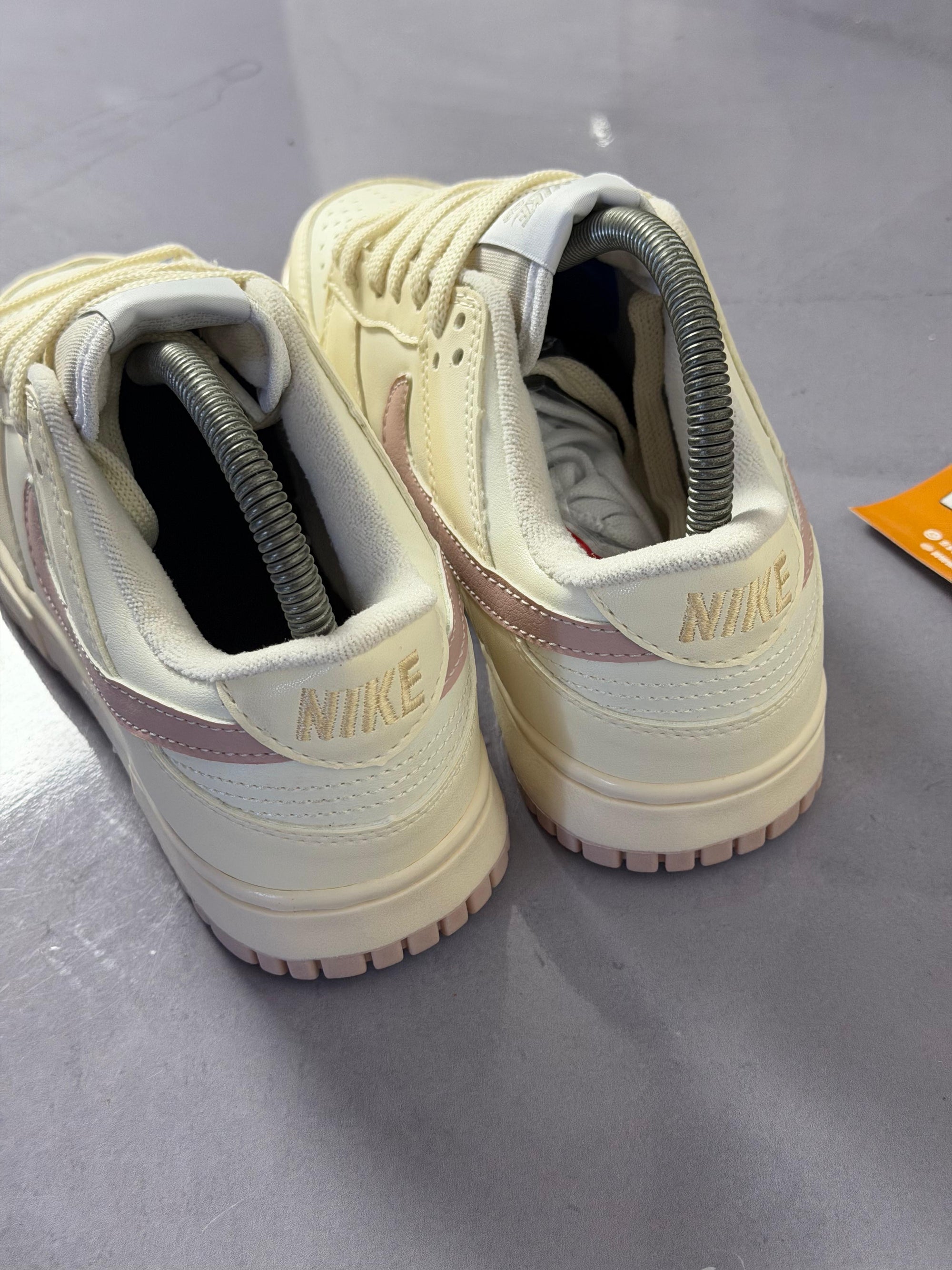 Tênis Nike Dunk - OffWhite e Rosa