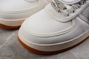Tênis Nike Air Force 1 x Travis Scott