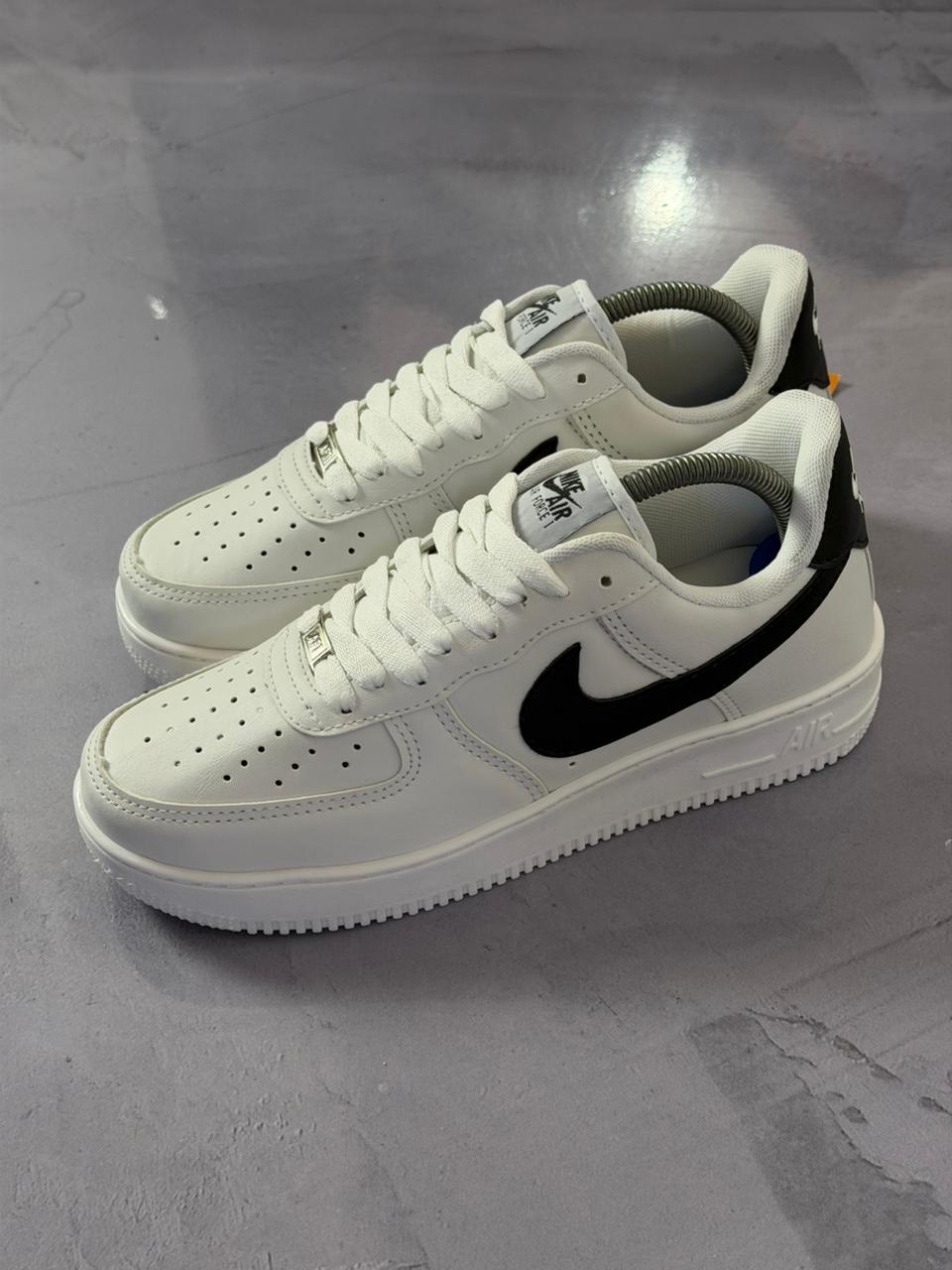 Tênis Nike Air Force 1 - Branco e Preto