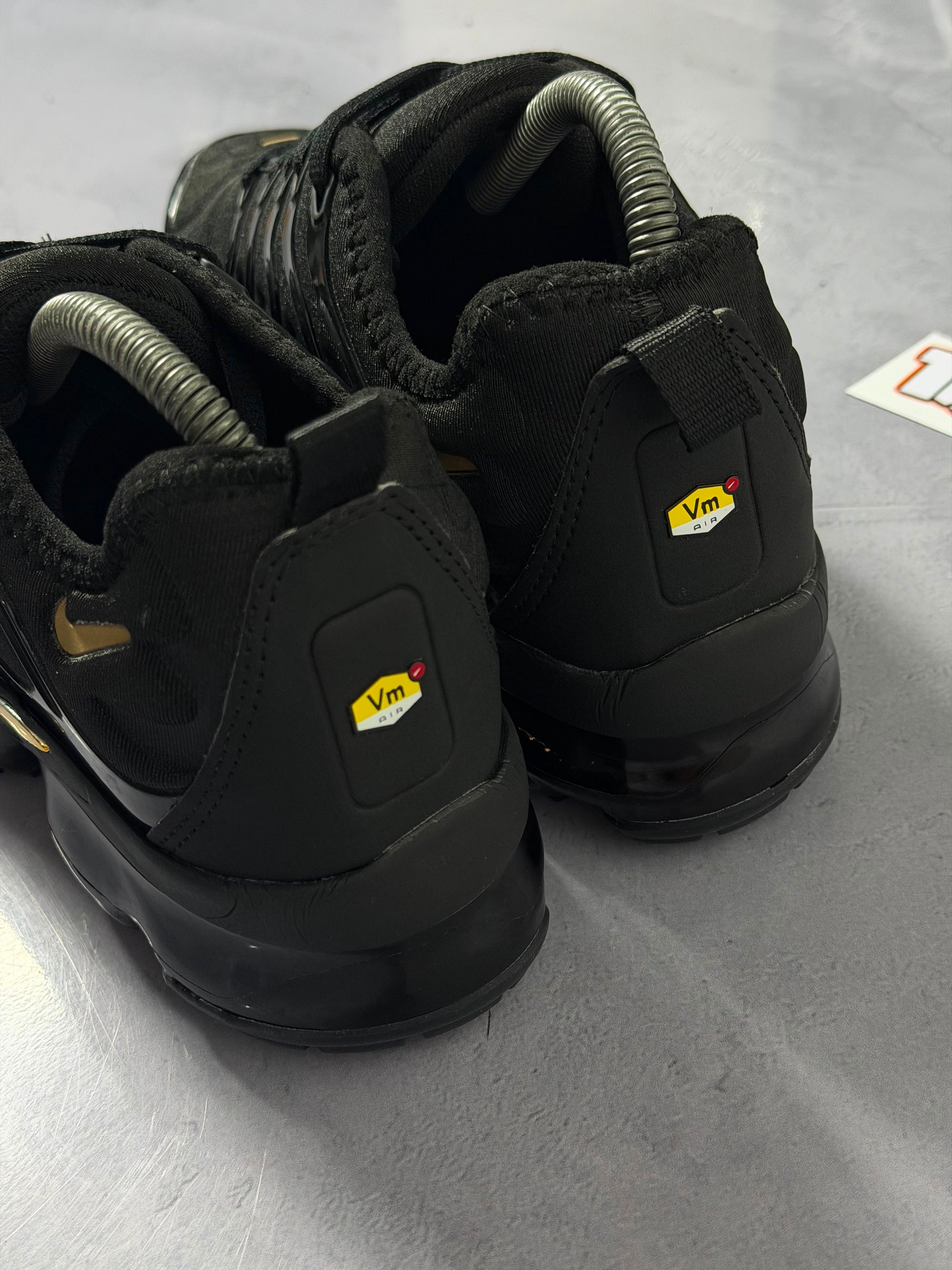 Tênis Nike Vapormax Plus - Preto e Dourado