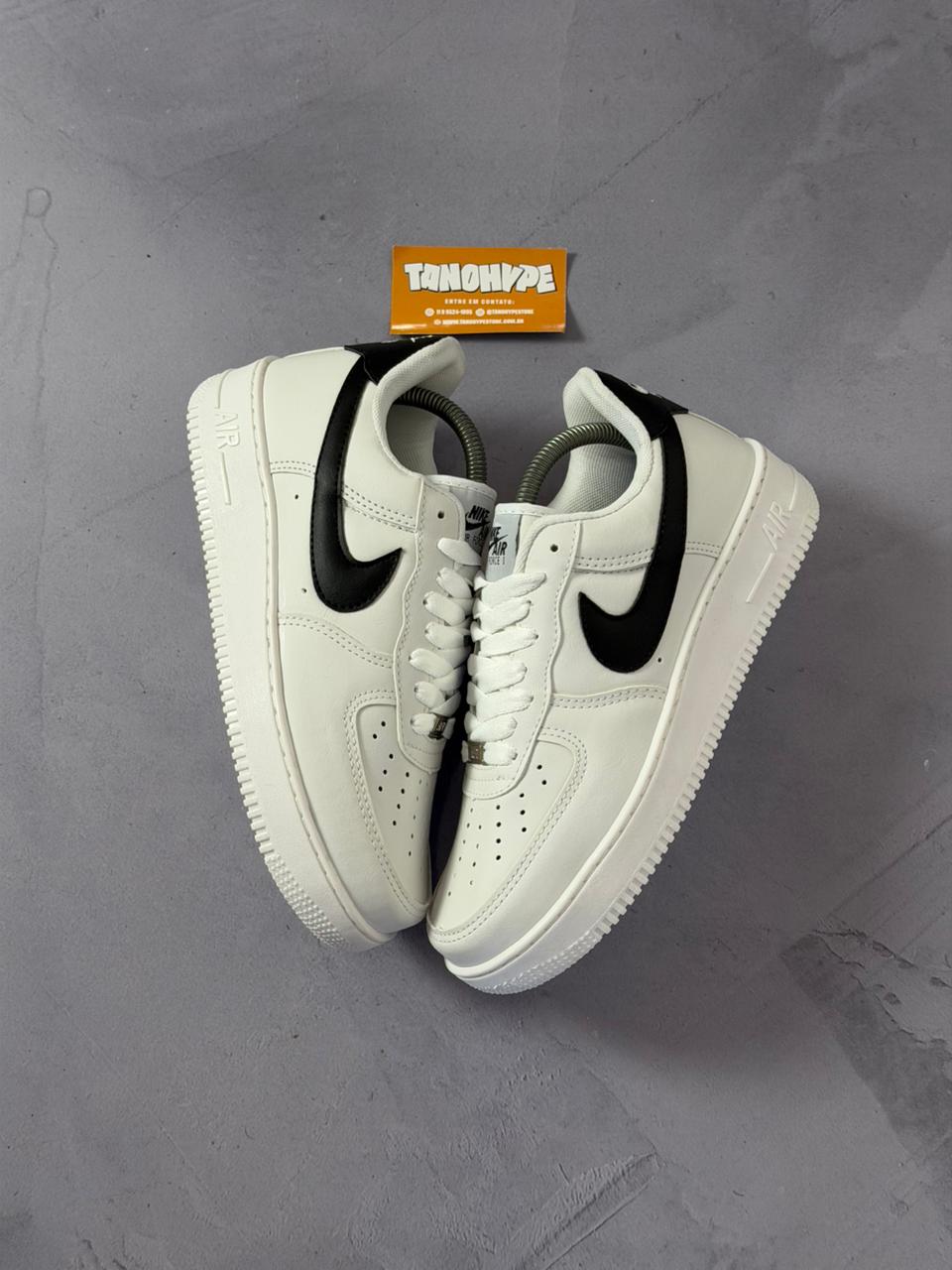 Tênis Nike Air Force 1 - Branco e Preto