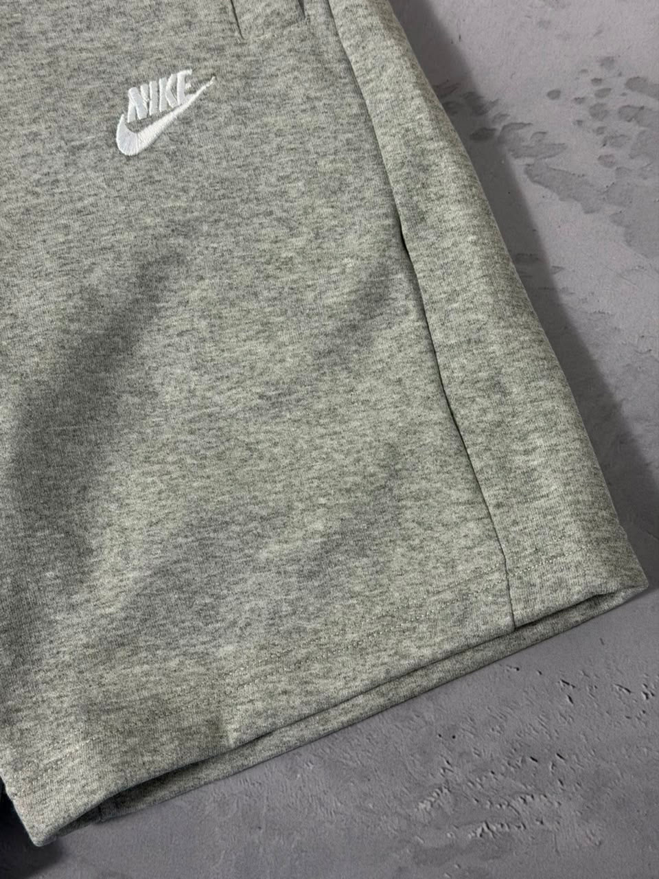 Shorts Moletom Nike Club - Cinza