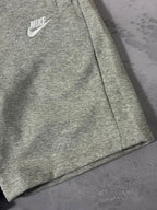 Shorts Moletom Nike Club - Cinza