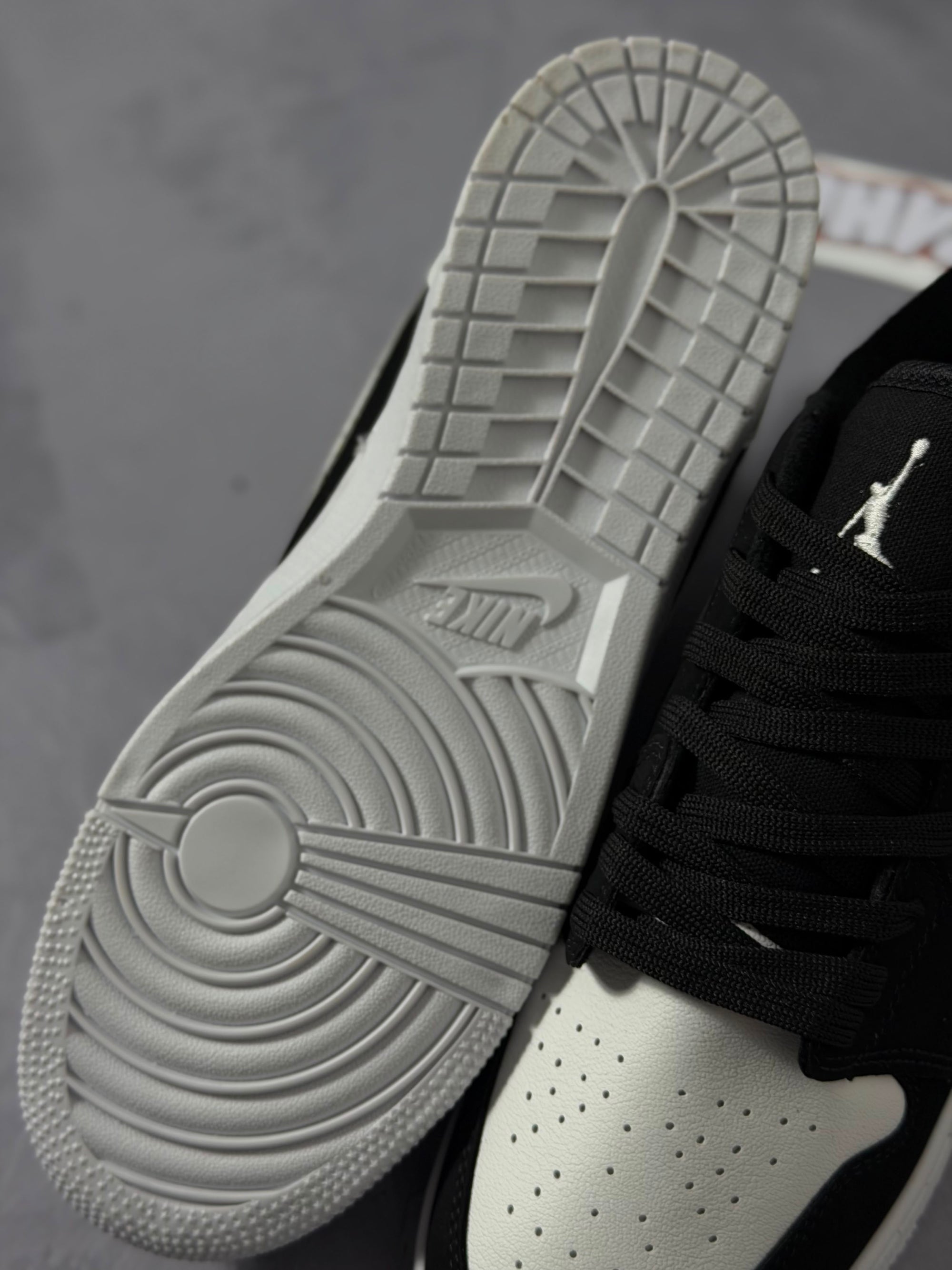 Tênis Nike Air Jordan Low 1 - Black/White