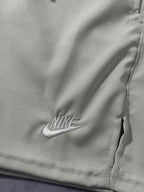 Shorts Tactel Nike Club Flow - Cinza Claro