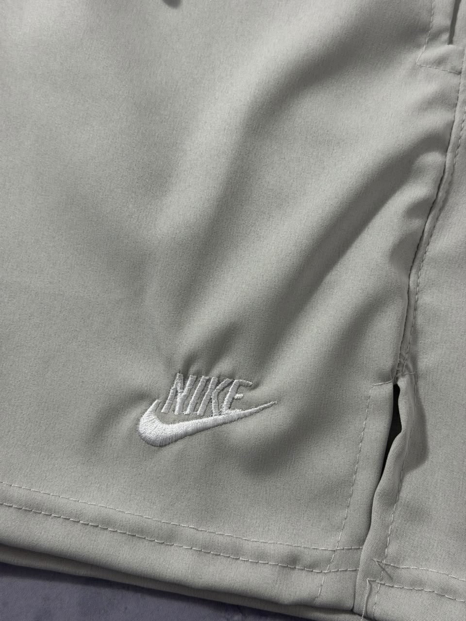 Shorts Tactel Nike Club Flow - Cinza Claro