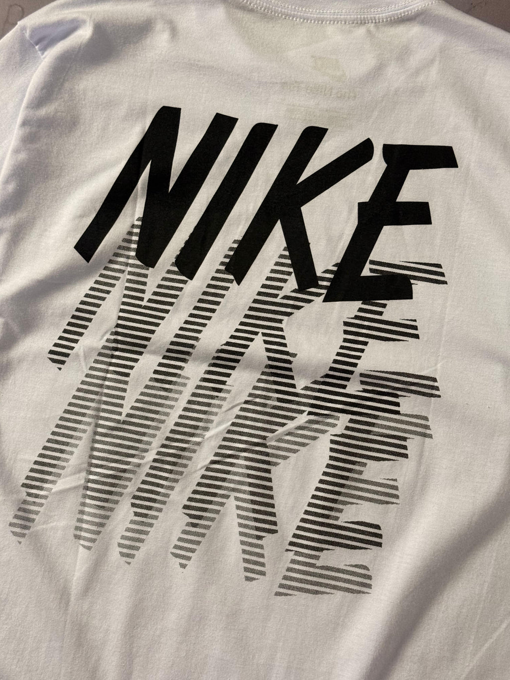 Camiseta Nike Repeat Fade - Branca