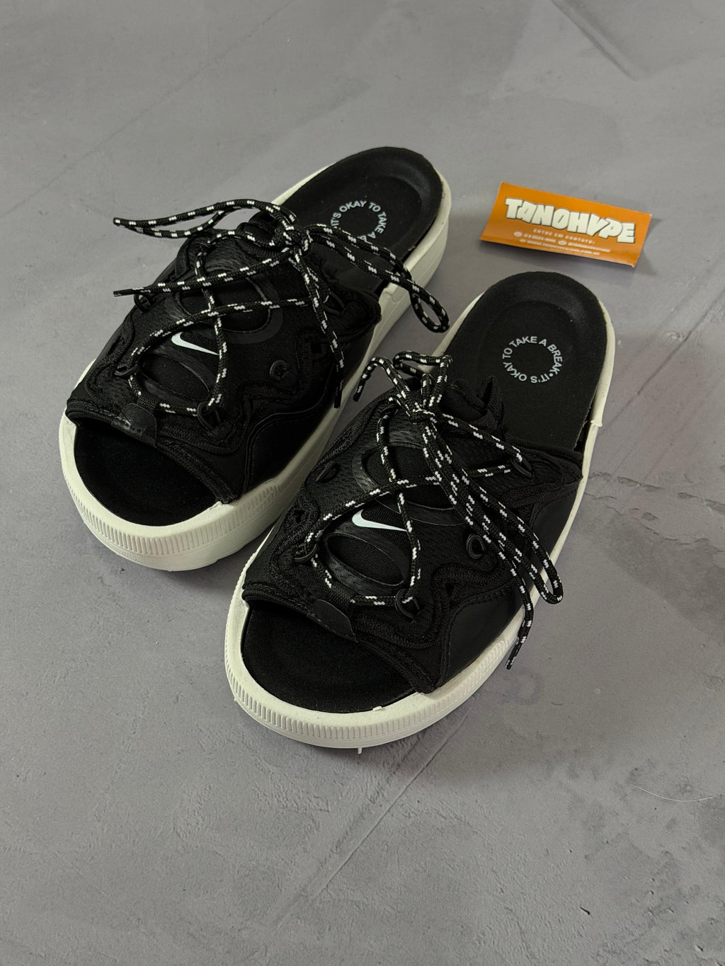 Chinelo Slide Offline Nike - Preto e Branco