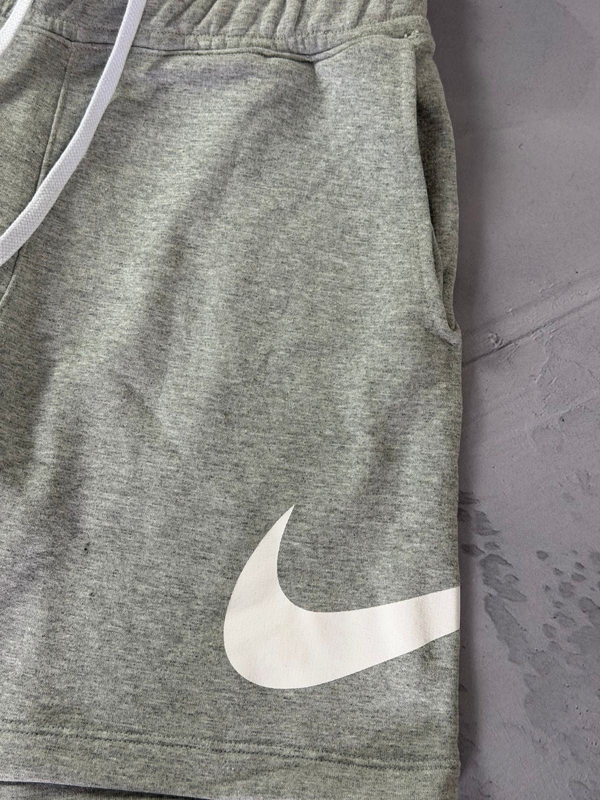 Shorts Moletom Nike Big Swoosh - Cinza