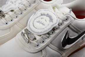 Tênis Nike Air Force 1 x Travis Scott