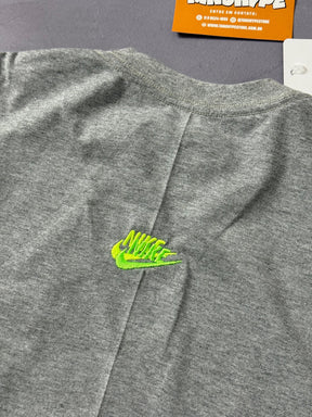 Camiseta Nike Multi Swoosh - Cinza