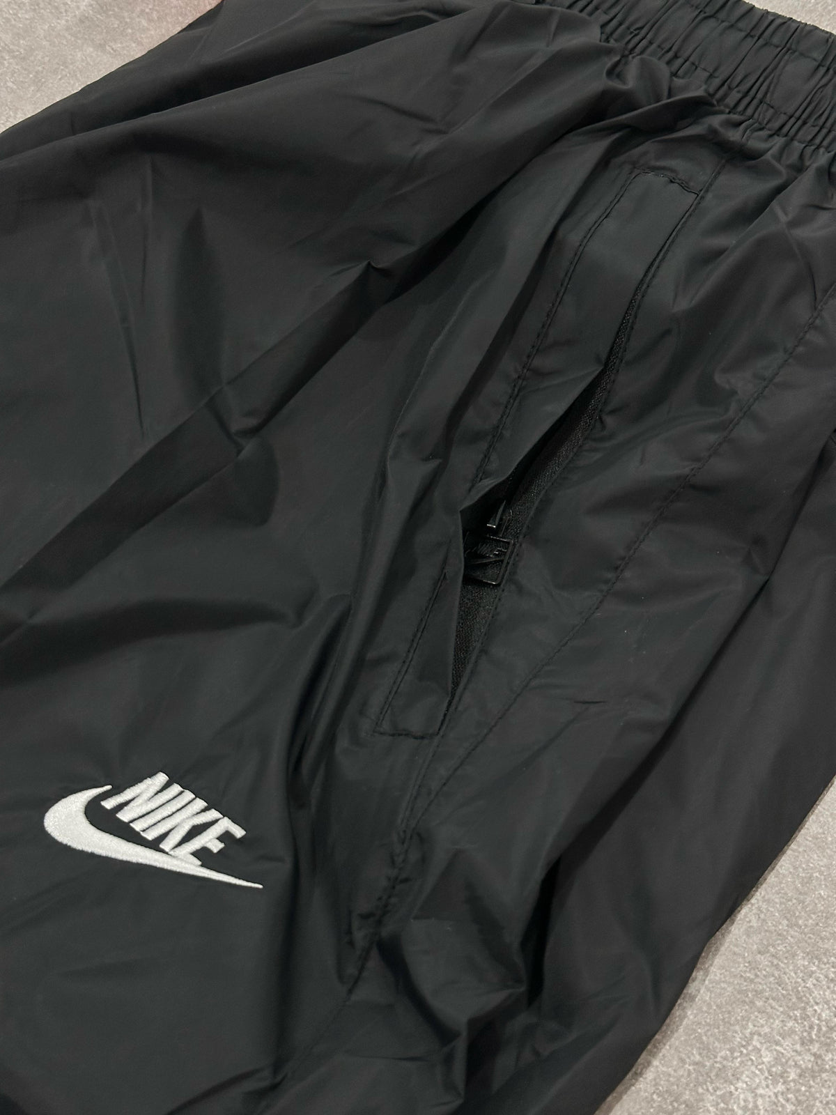 Conjunto Nike - Calça + Corta Vento Preto/Branco