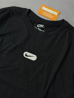 Camiseta Nike Swoosh Reverse - Preto
