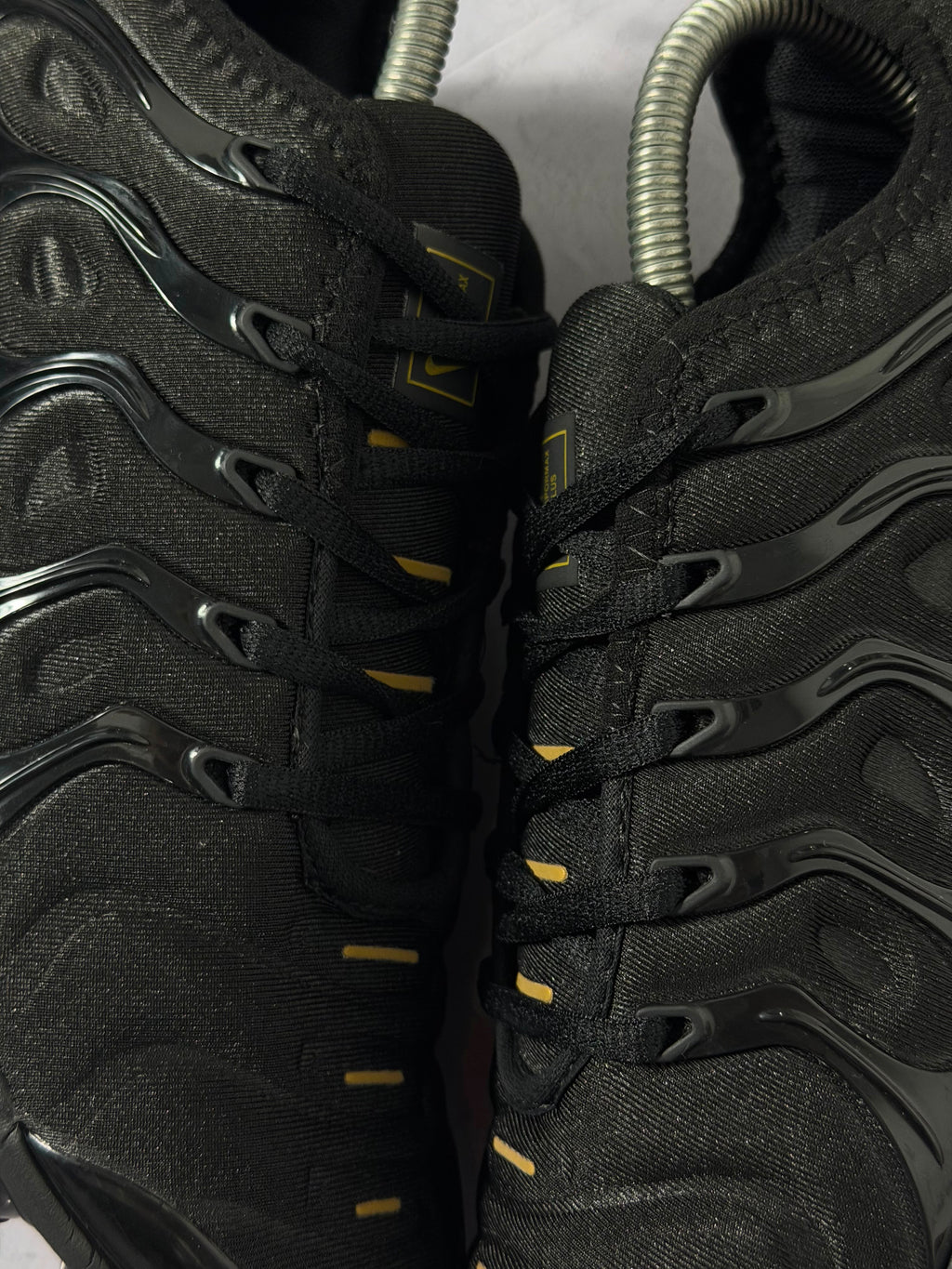 Tênis Nike Vapormax Plus - Preto e Dourado
